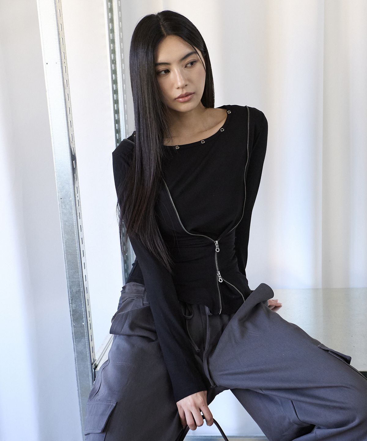 로맨티누어(ROMANTINUER) 절개 라인 지퍼 슬림 롱슬리브 티셔츠 (블랙)