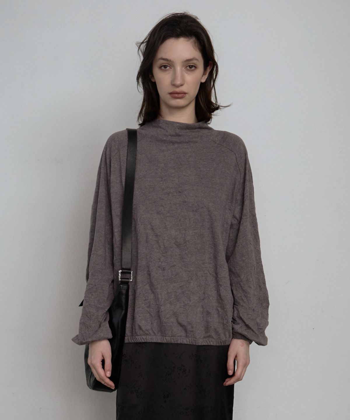 엘무드 우먼(LMOOD WOMEN) NUNO Crease Mock-Neck Top Charcoal