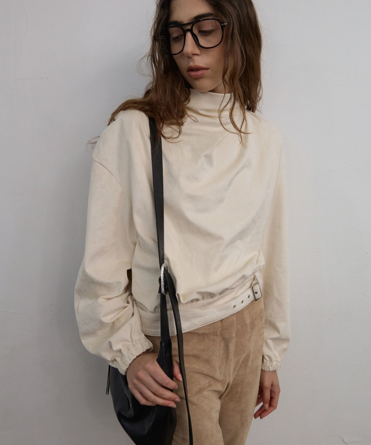 엘무드 우먼(LMOOD WOMEN) DRAPE Suede Blouse Vanilla Cream