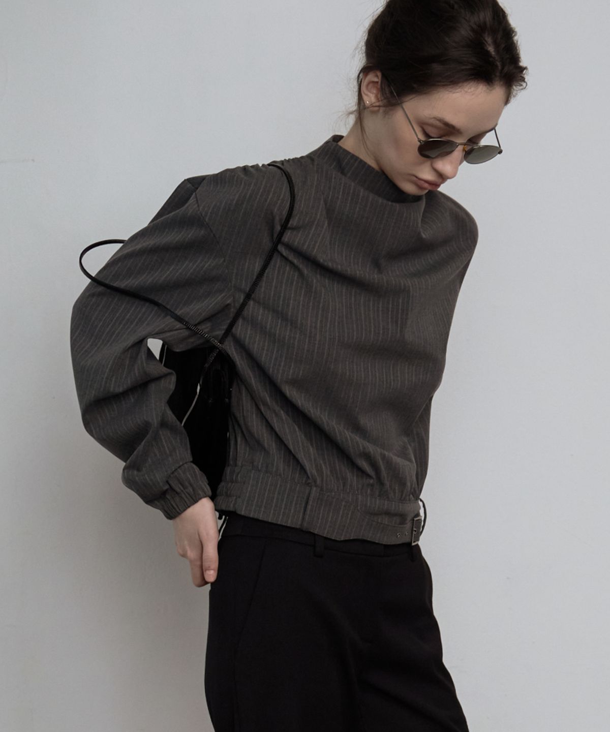 엘무드 우먼(LMOOD WOMEN) DRAPE Pin Blouse Grey