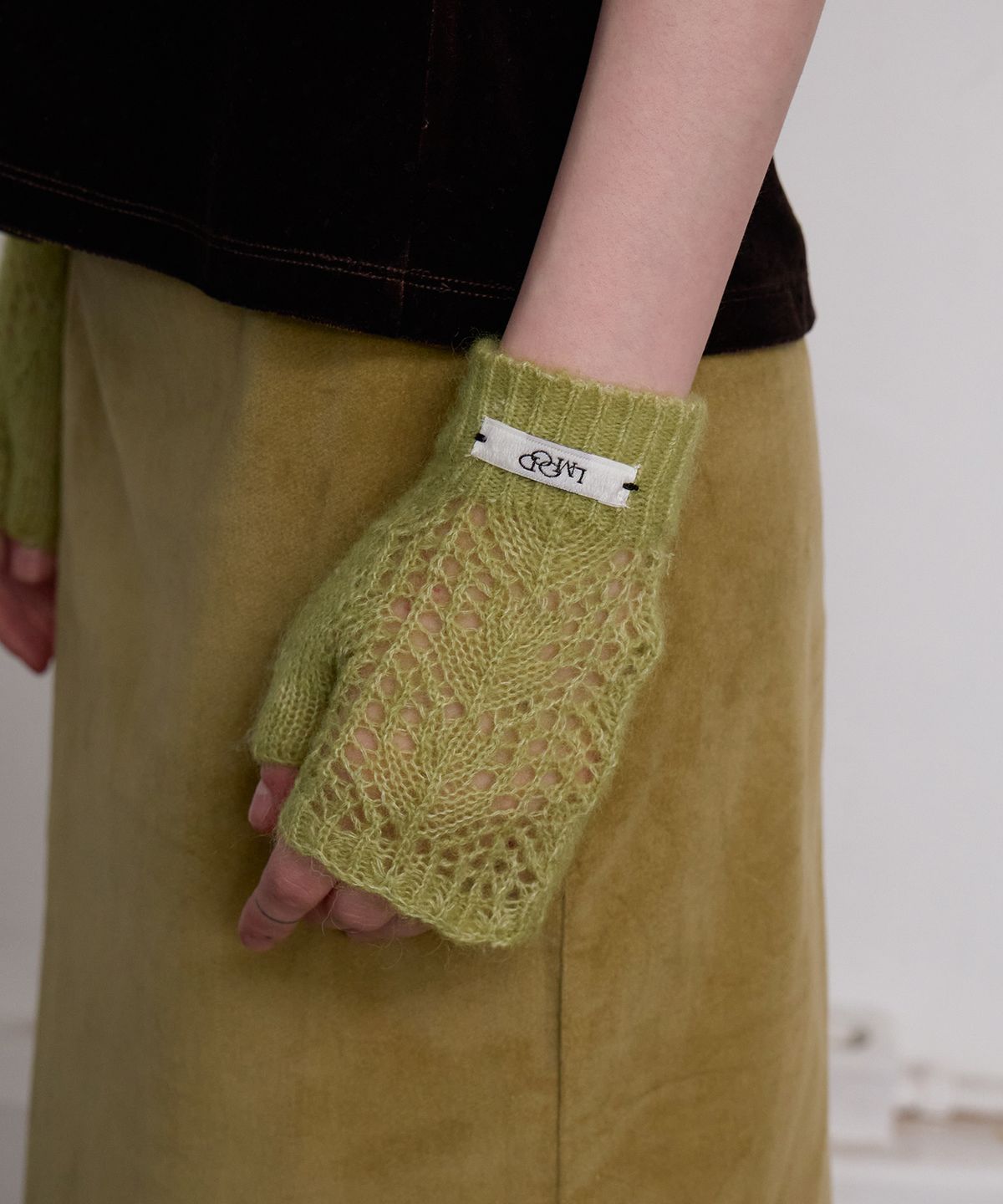 엘무드 우먼(LMOOD WOMEN) SERENE Wool Mohair Hand Warmer Olive