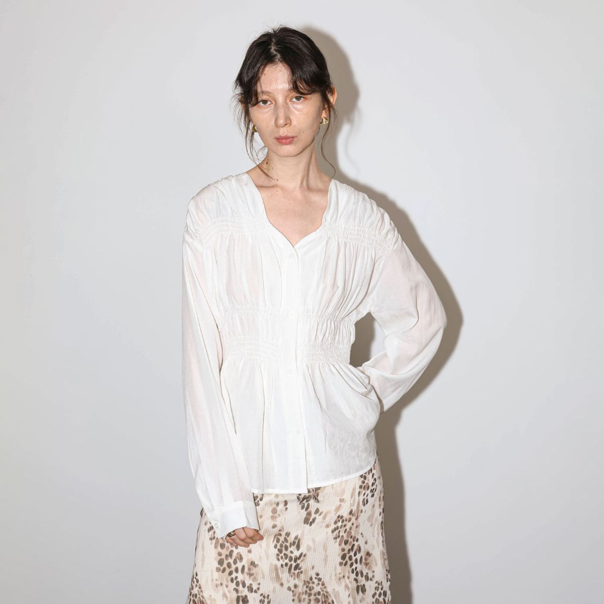 웬스데이딜라잇(WEDNESDAY DELIGHT) WD_Shirred waist blouse