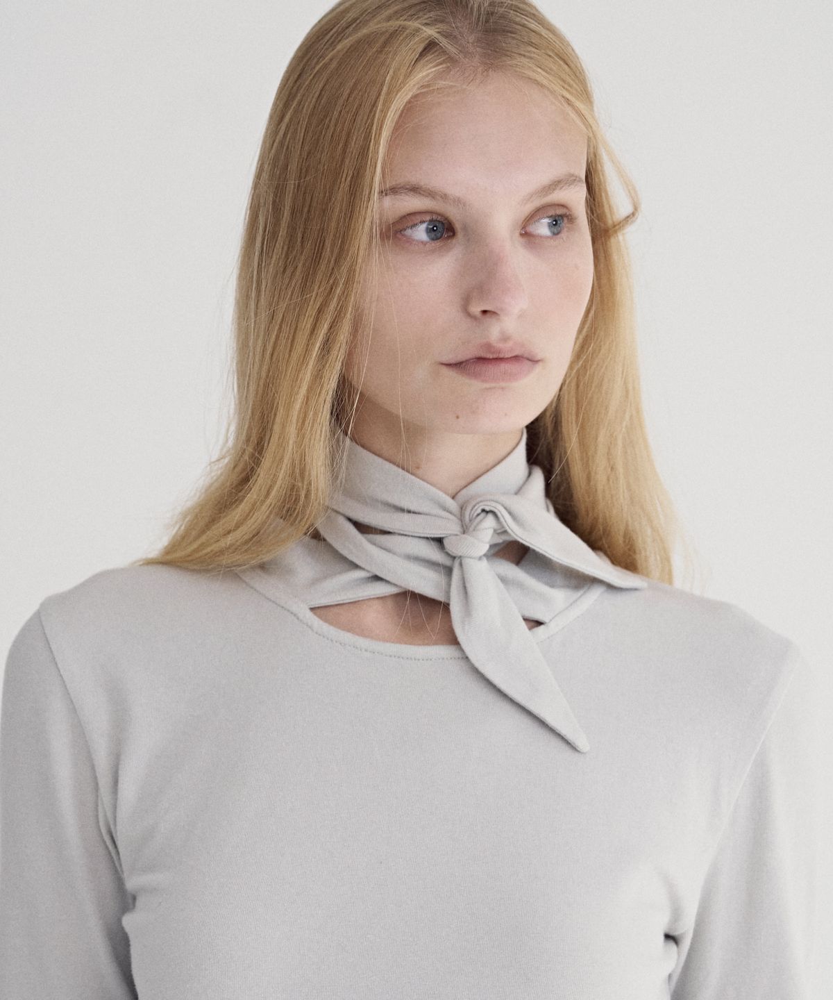 솔티페블(SALTY PEBBLE) TIE-NECK SLIM FIT TOP [LIGHT GREY]