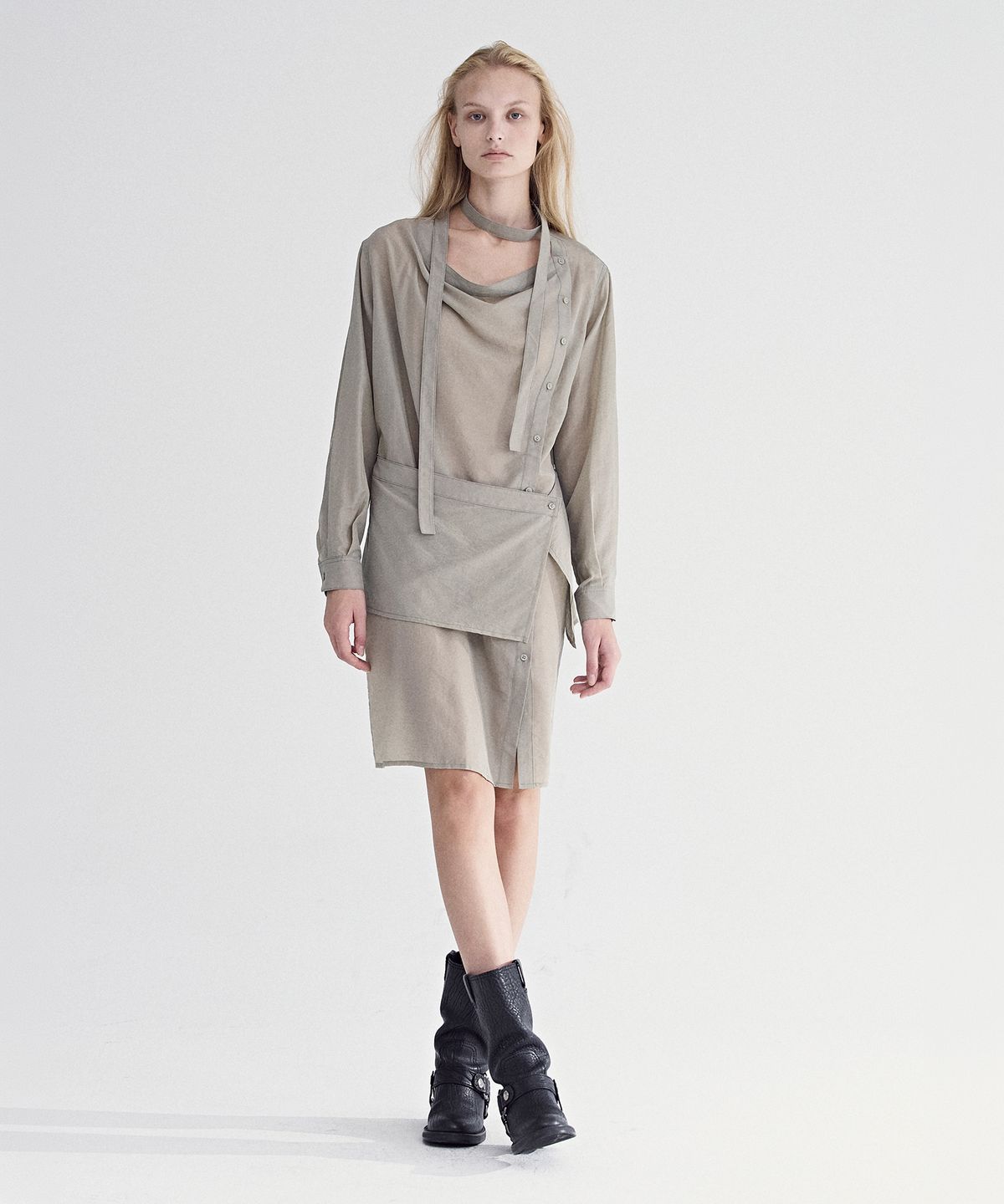 솔티페블(SALTY PEBBLE) STRAP DETAIL BUTTON DRESS [KHAKI]