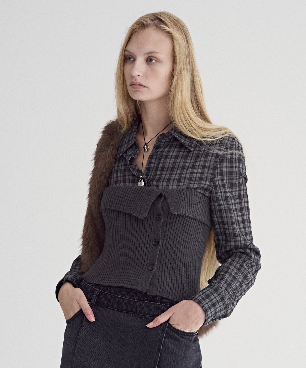 솔티페블(SALTY PEBBLE) BUTTON-DETAIL BUSTIER KNIT TOP [CHARCOAL]