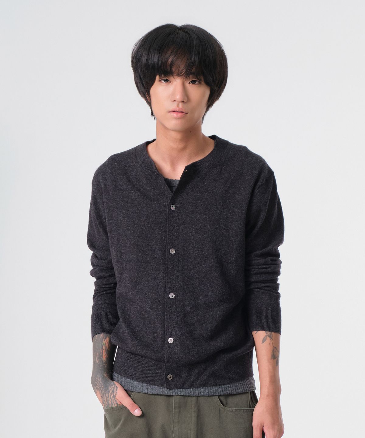 다이브인(DIVEIN) ROUND NECK KNIT CARDIGAN (CHARCOAL)