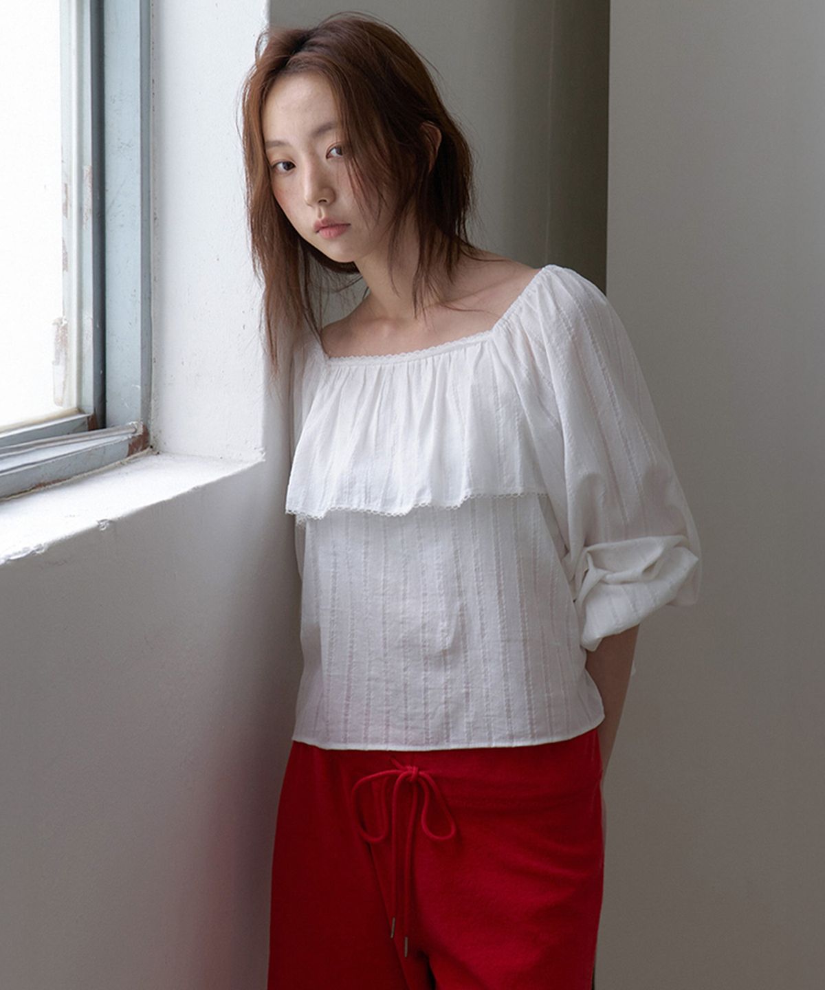 뮈르뮈르(MURMURE) 마메르 프릴 오프숄더 블라우스_Mamer Blouse