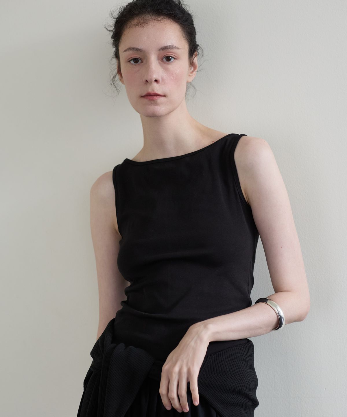 누베르(NUVERE) Flux Boatneck Sleeveless Black