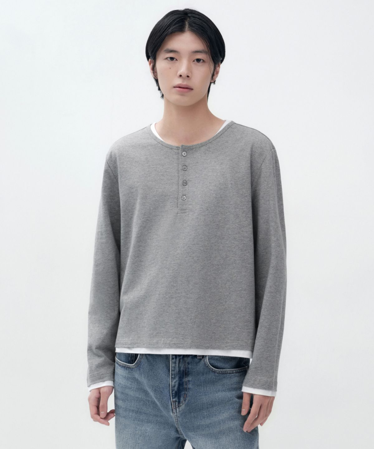 무신사 스탠다드(MUSINSA STANDARD) 레이어드 헴 헨리 넥 크롭 긴소매 티셔츠 [미디엄 그레이]