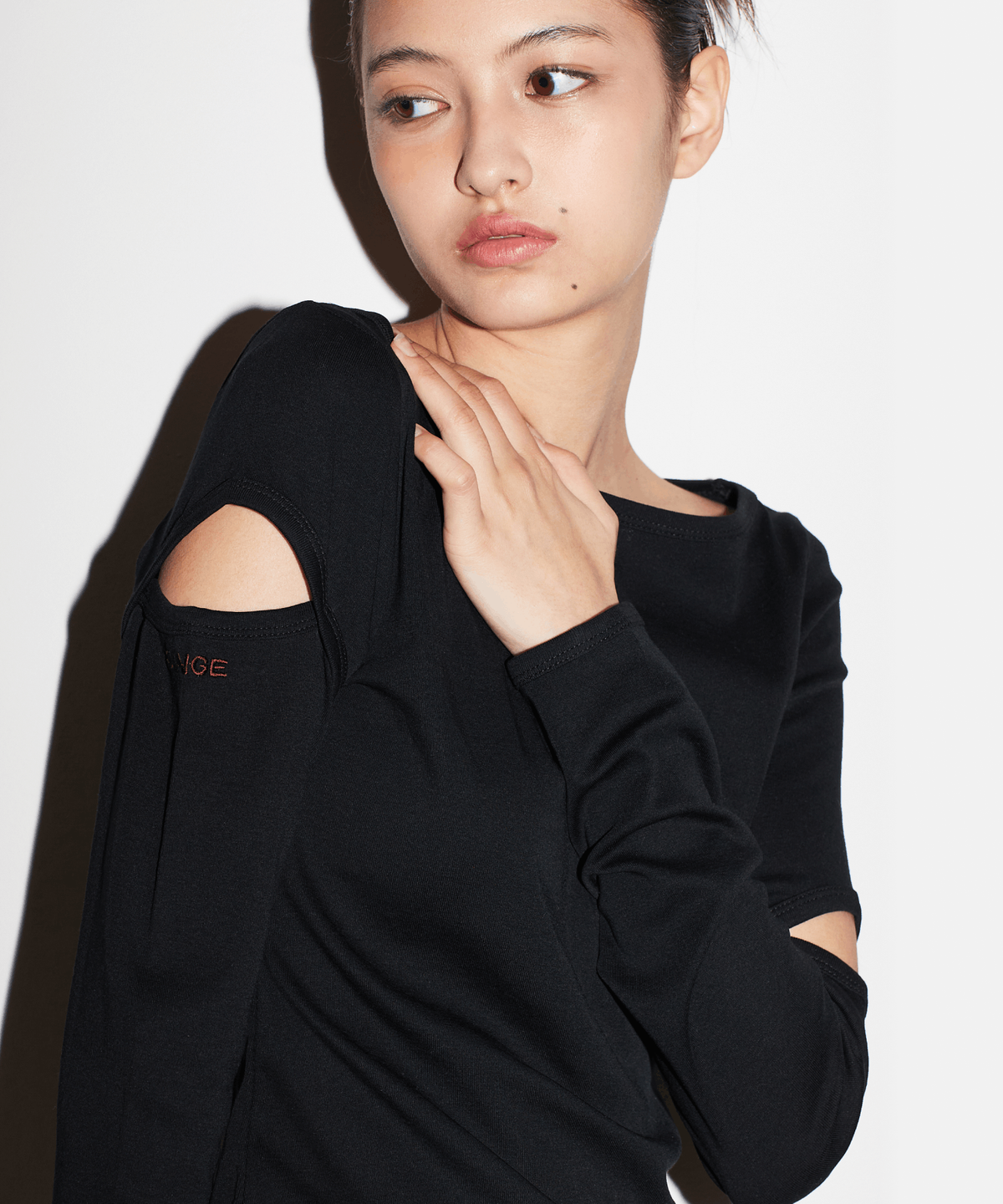 레인지(RANGE) 보트넥 컷아웃 티셔츠 (블랙)