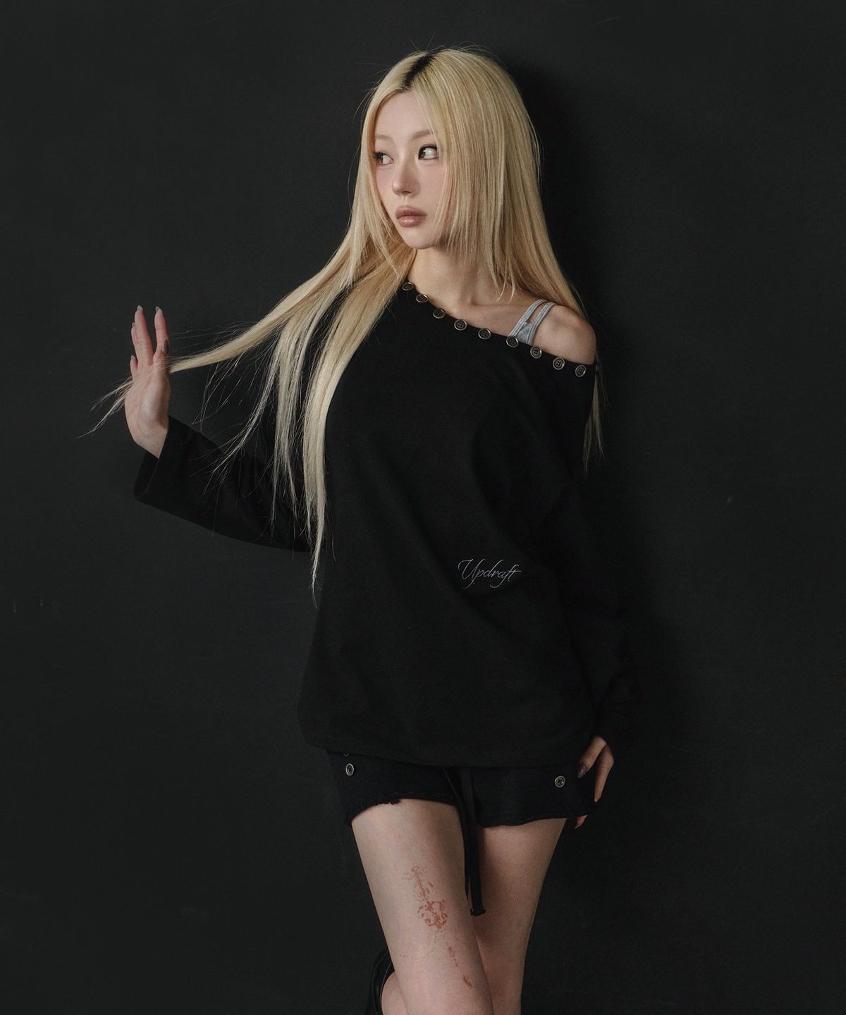업드래프트(UPDRAFT) Button One-Shoulder Long Sleeve [Black]