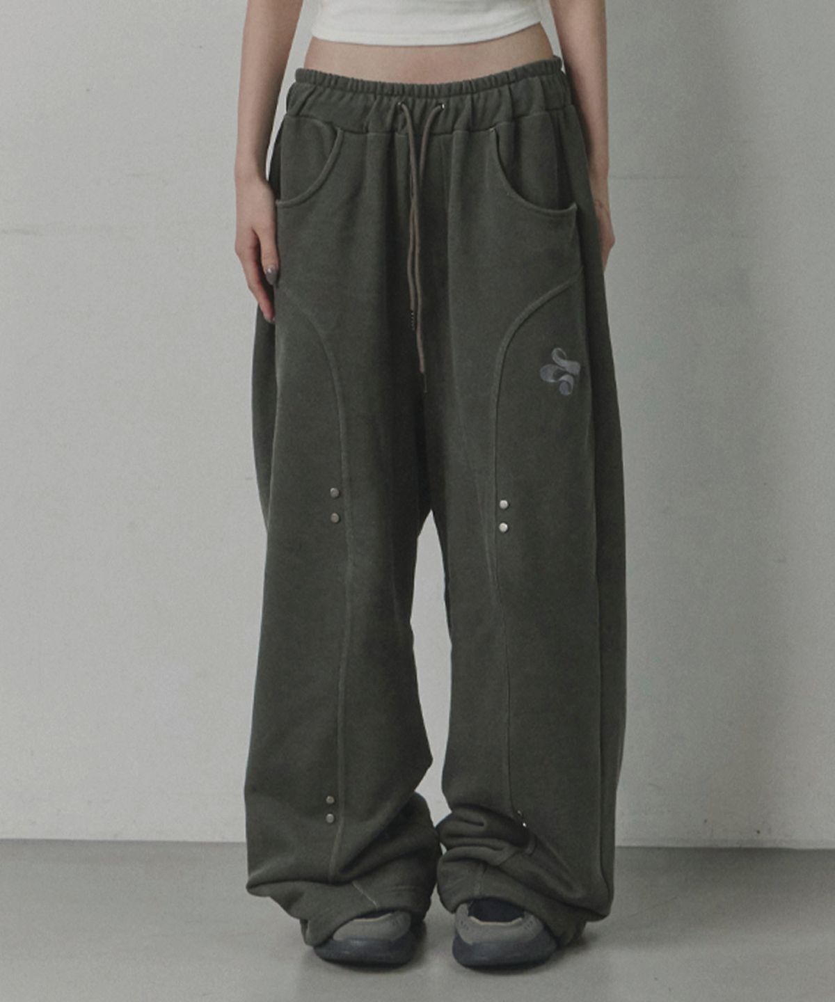 업드래프트(UPDRAFT) Cut-out Line Rivet Washed Track Pants [Warm Grey]
