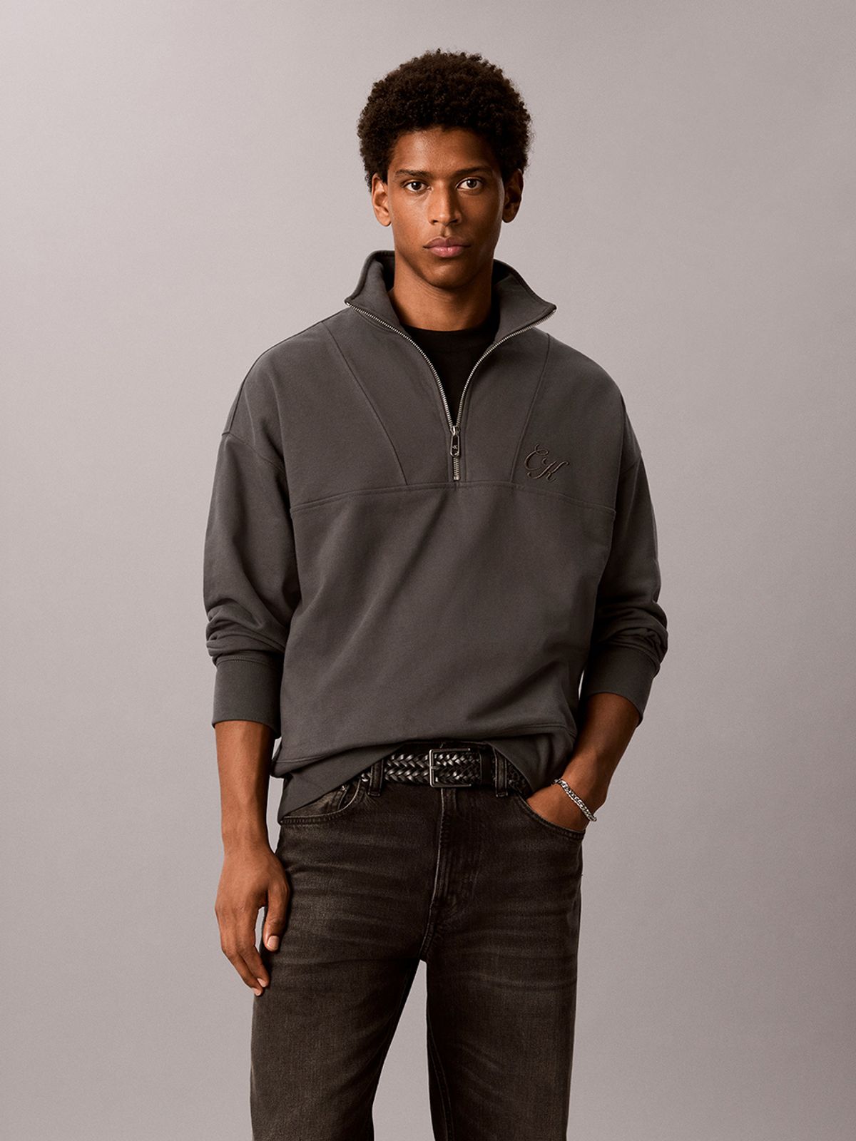 캘빈클라인 진(CALVIN KLEIN JEANS) 프리미엄 테리 옥타곤 스크립트 퍼넬넥 쿼터집 스웨트셔츠 4RH254G QGE