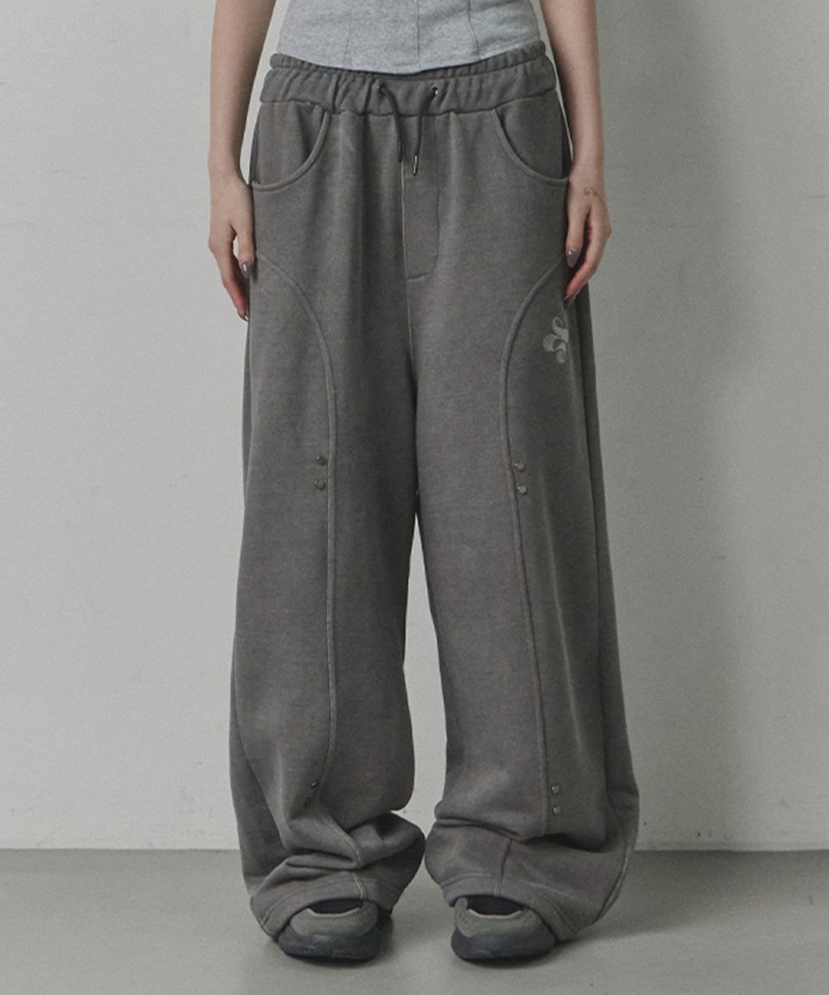 업드래프트(UPDRAFT) Cut-out Line Rivet Washed Track Pants [Cool Grey]