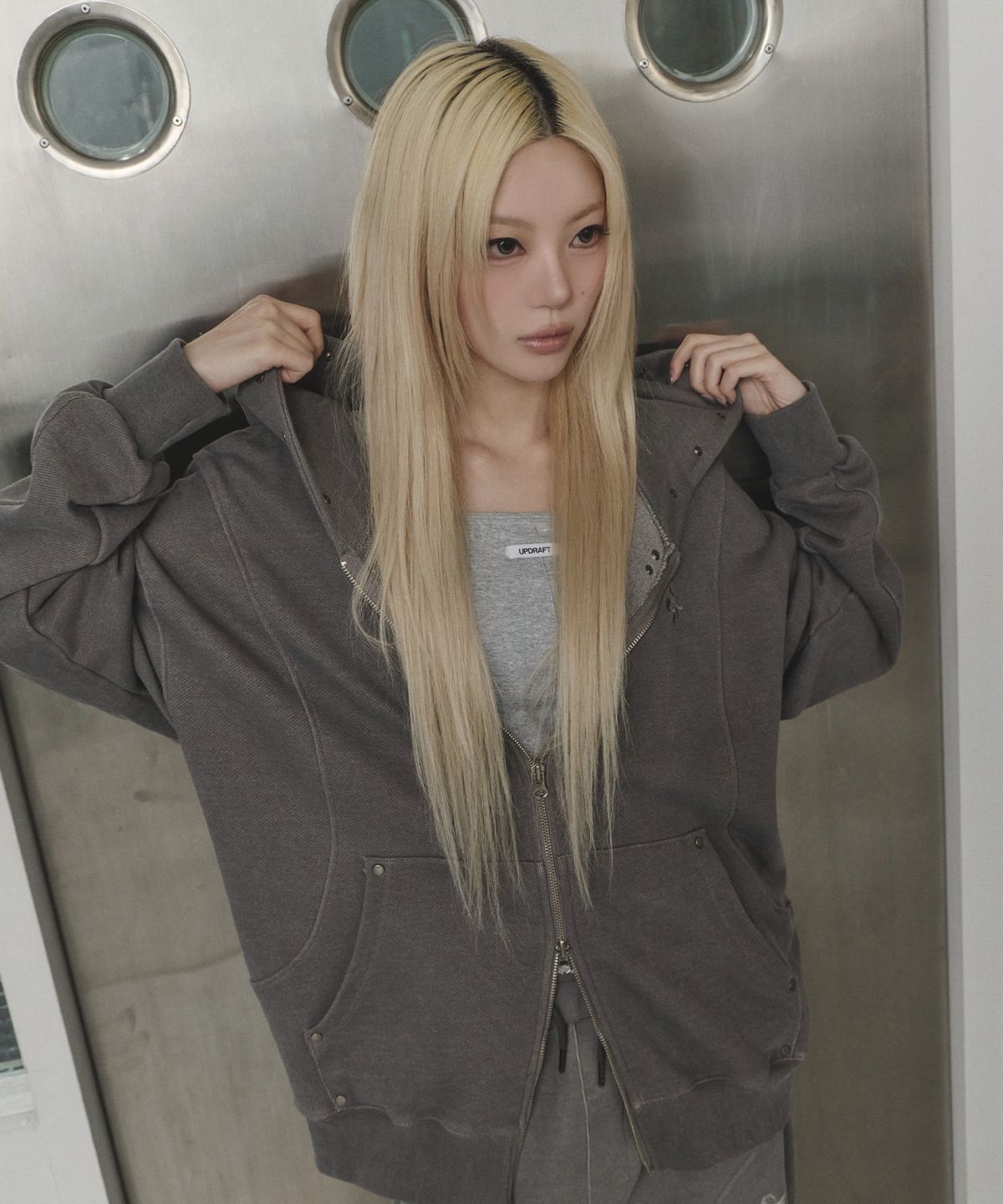 업드래프트(UPDRAFT) Seamed Rivet Washed Zip-up Hoodie [Cool Grey]