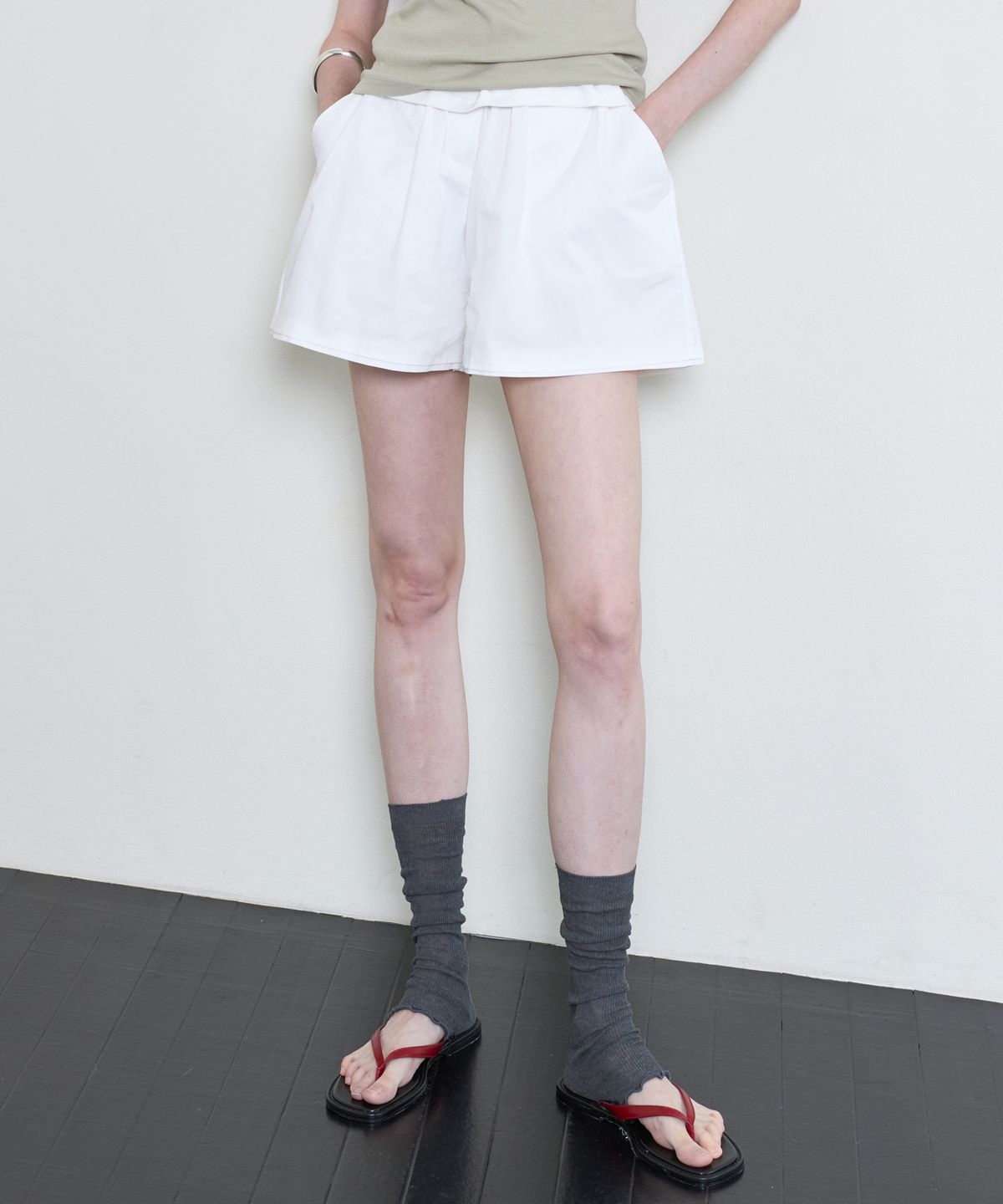 누베르(NUVERE) Tone Shorts White