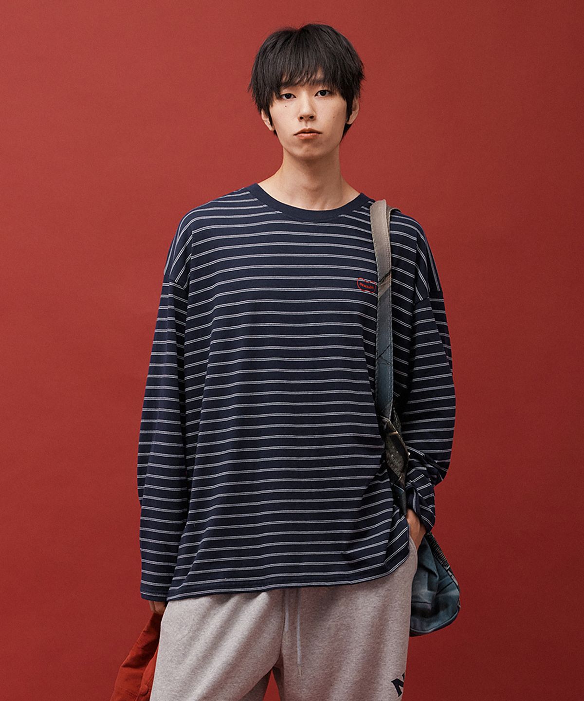 뉴오브(NEWAUBE) 보더 스트라이프 긴팔티 네이비