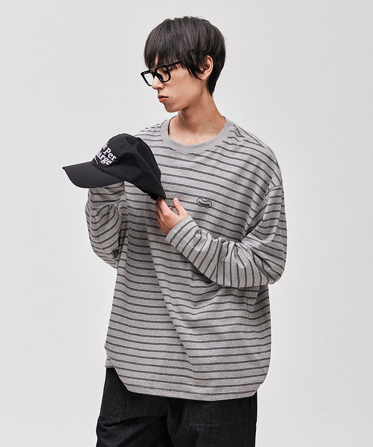 뉴오브(NEWAUBE) 보더 스트라이프 긴팔티 그레이