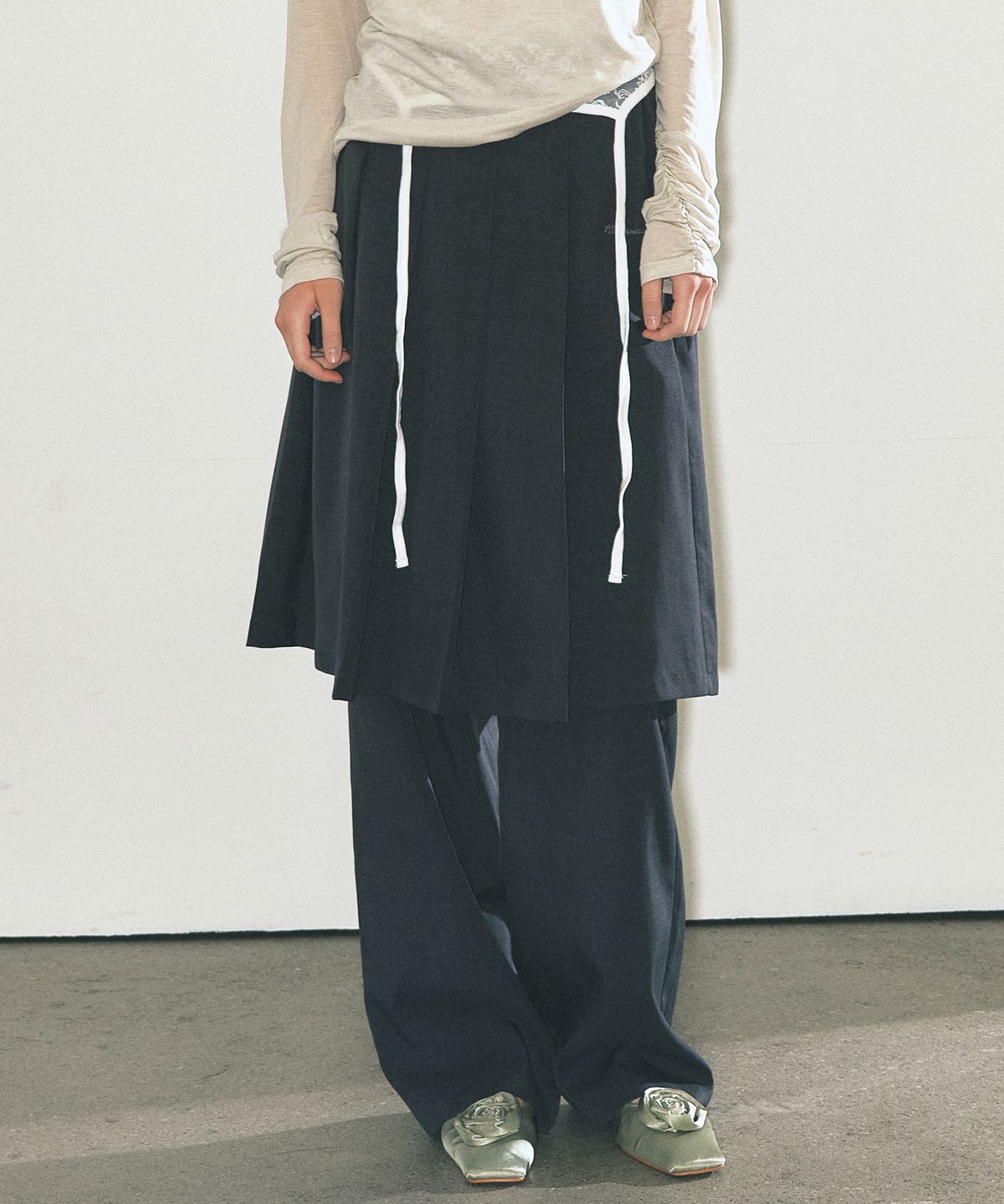 닉앤니콜(NICK&NICOLE) PLEATED LAYERED SKIRT PANTS_CHARCOAL