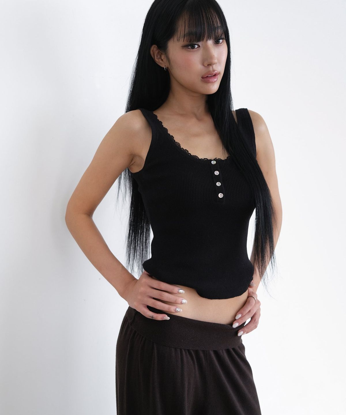 오오티엔(OOTN) LACE TRIM SLEEVELESS KNIT [BLACK]