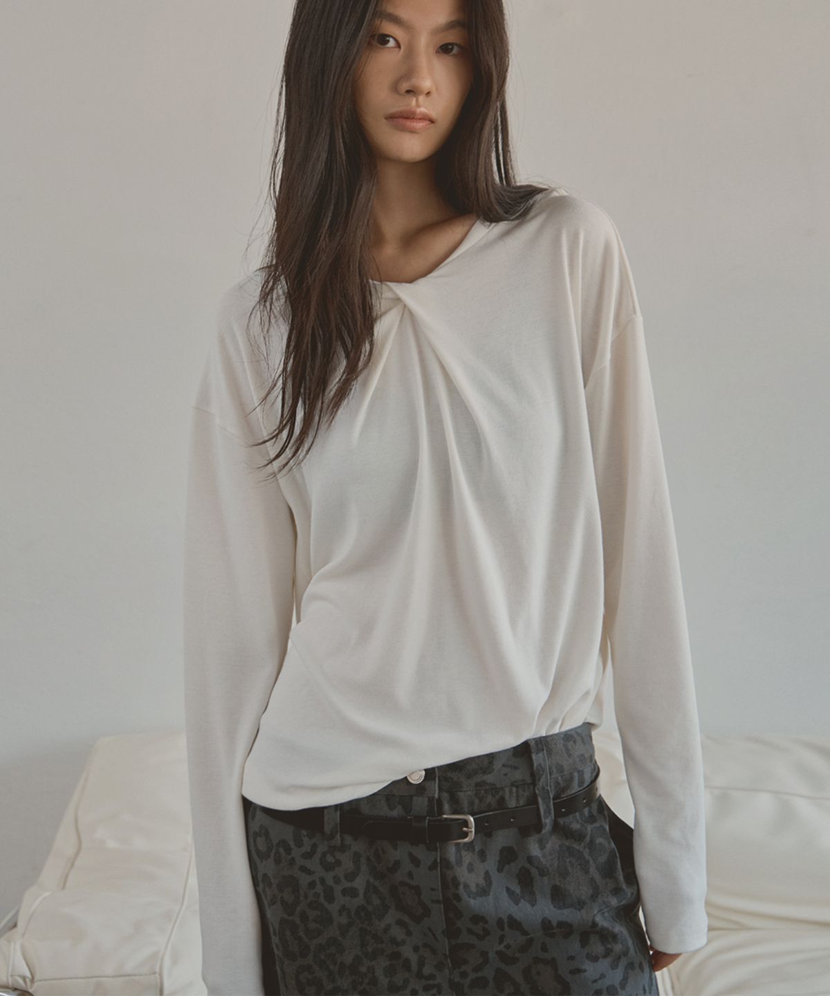 시그레이트(SIGREAT) COWL DRAPE LONG-SLEEVE TEE_IVORY