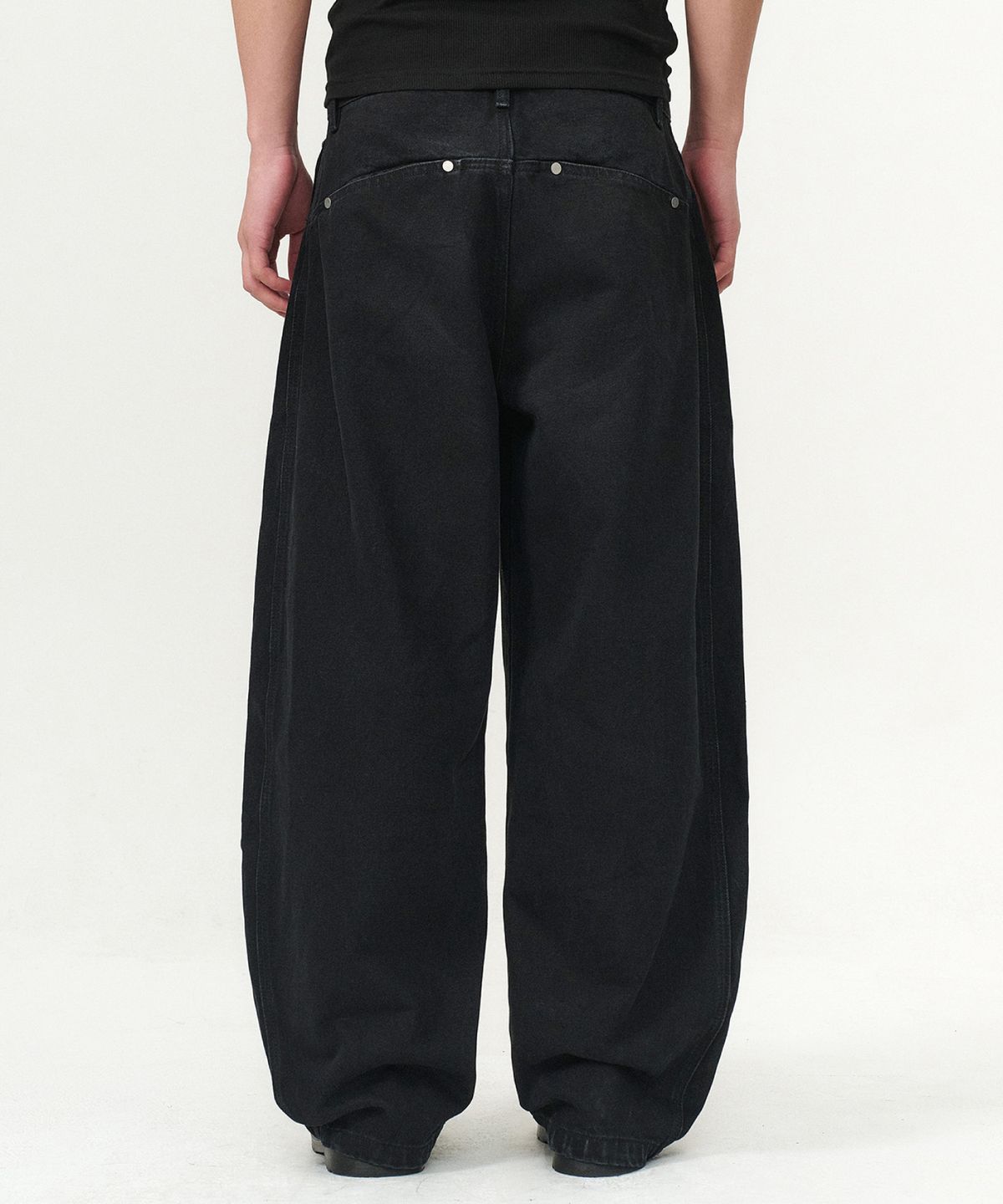 카네이테이(KANEITEI) [현킴 X KNT] BACK PANEL SEMI WIDE CURVED PANTS (BLACK)