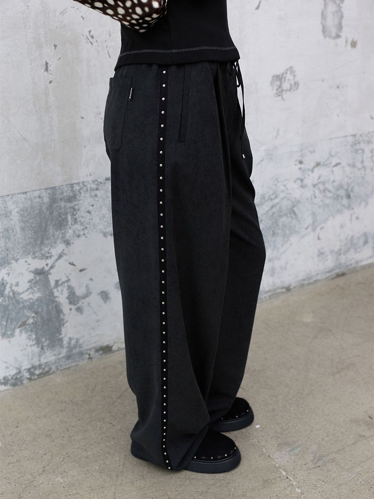 레이브(RAIVE) Side Stud Detail Wide Pants VW6XL996_2color