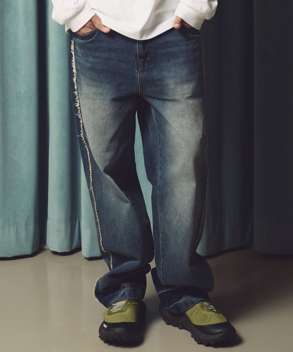 아크메드라비(ACME DE LA VIE) SIDE DISTRESSED DENIM PANTS