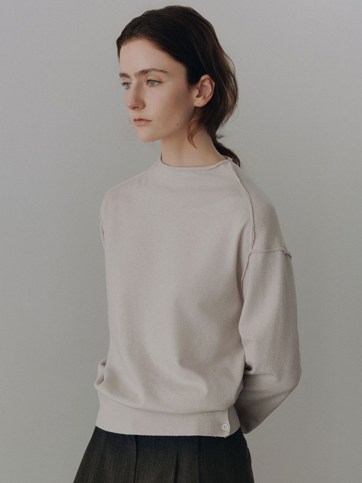 루에브르(LOEUVRE) Mock Neck Knit Top with Hem Rib Button Detail SK6AP867_2color