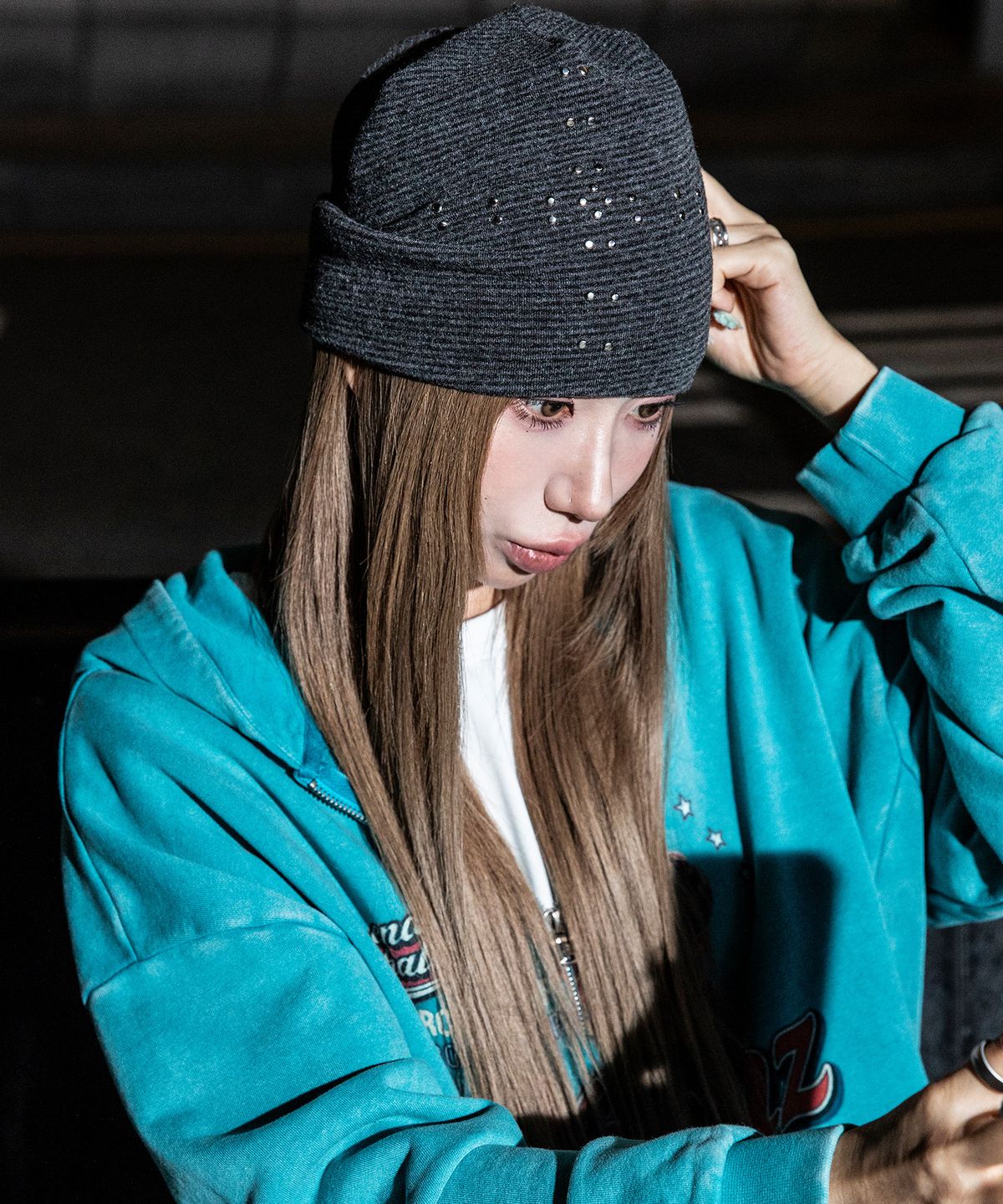 엑스톤즈(XTONZ) XF020 크로스 스터드 스트라이프 비니 (BLACK/CHARCOAL)