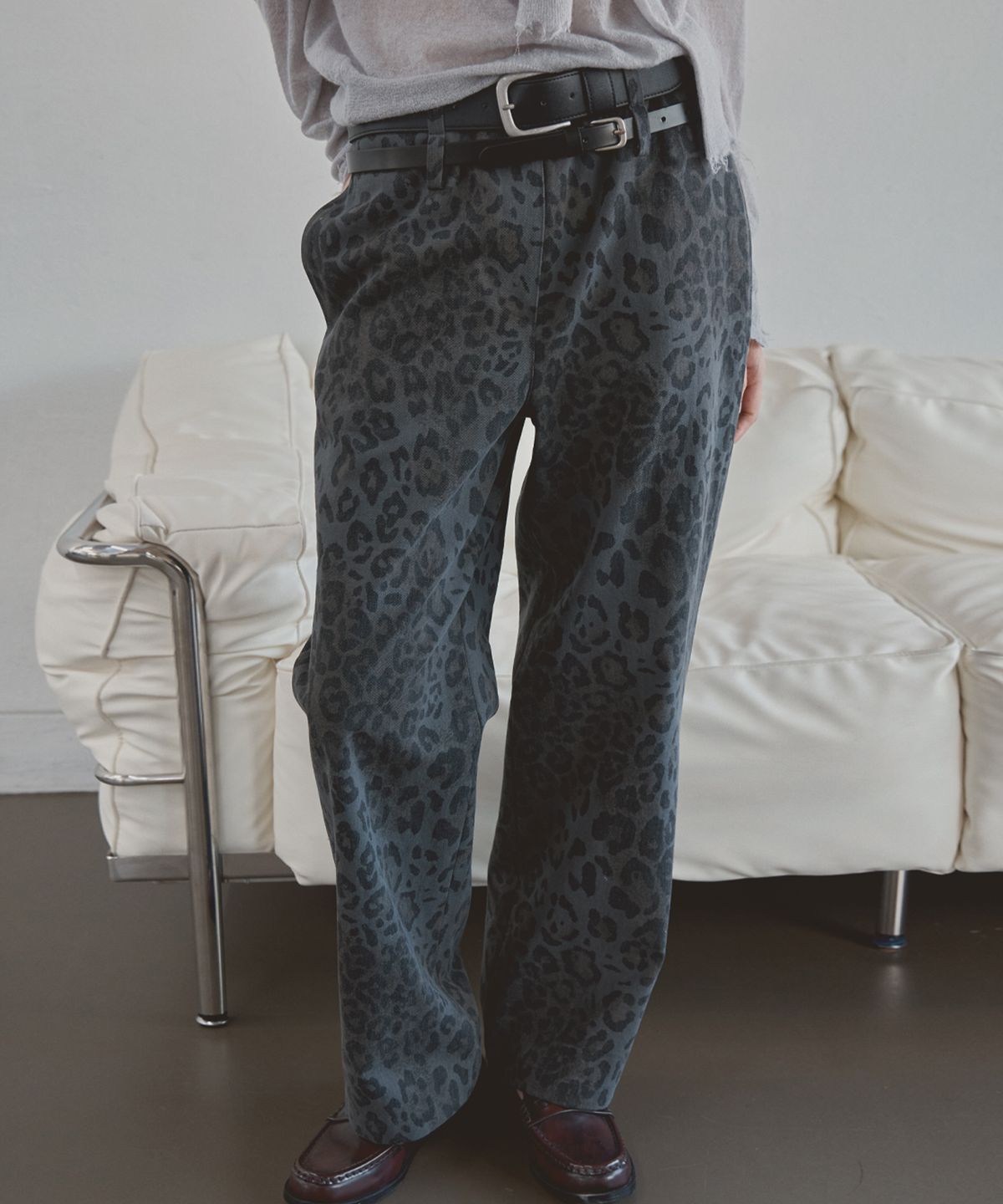 시그레이트(SIGREAT) LEOPARD STRAIGHT PANTS_DARK GREY