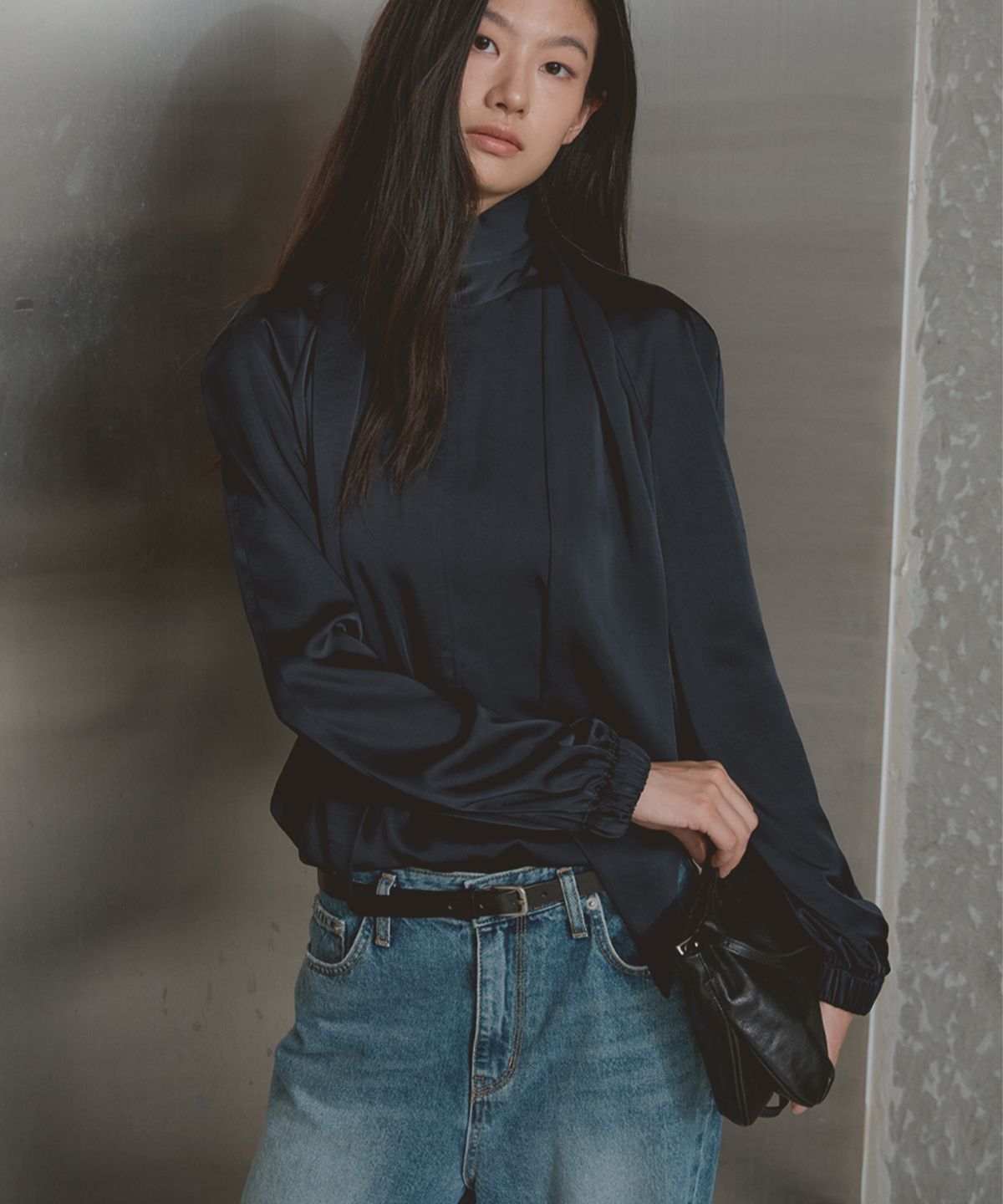 시그레이트(SIGREAT) SATIN TIE VOLUME BLOUSE_NAVY