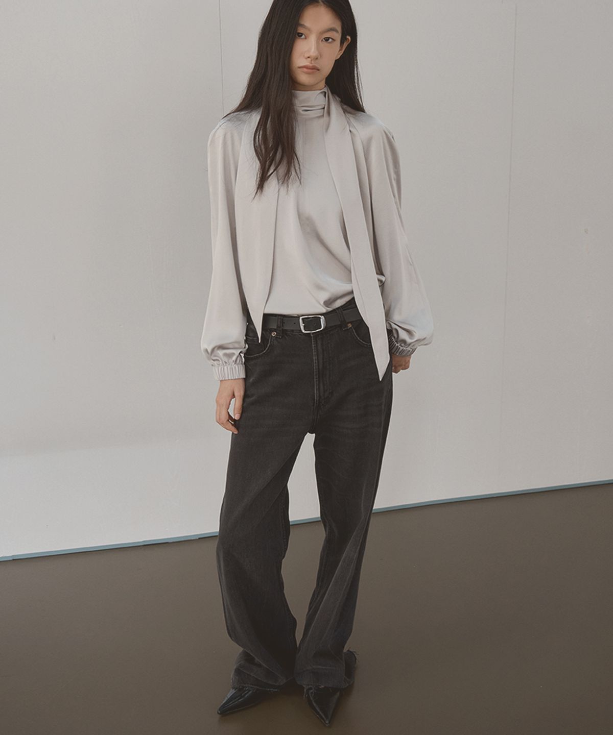 시그레이트(SIGREAT) SATIN TIE VOLUME BLOUSE_SILVER GREY