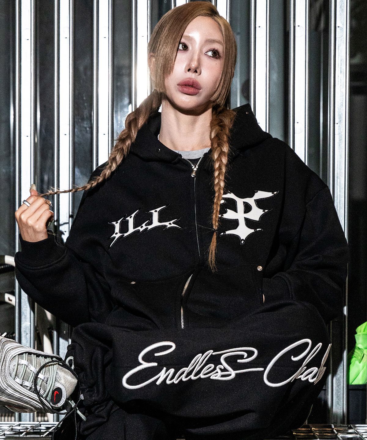 엑스톤즈(XTONZ) XF021 스터드 아플리케 벨로아 기모 후드 집업 (BLACK)