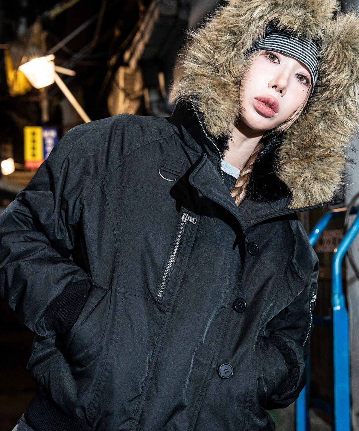 엑스톤즈(XTONZ) XF017 오블리크 N2B 퍼 봄버 자켓 (BLACK)