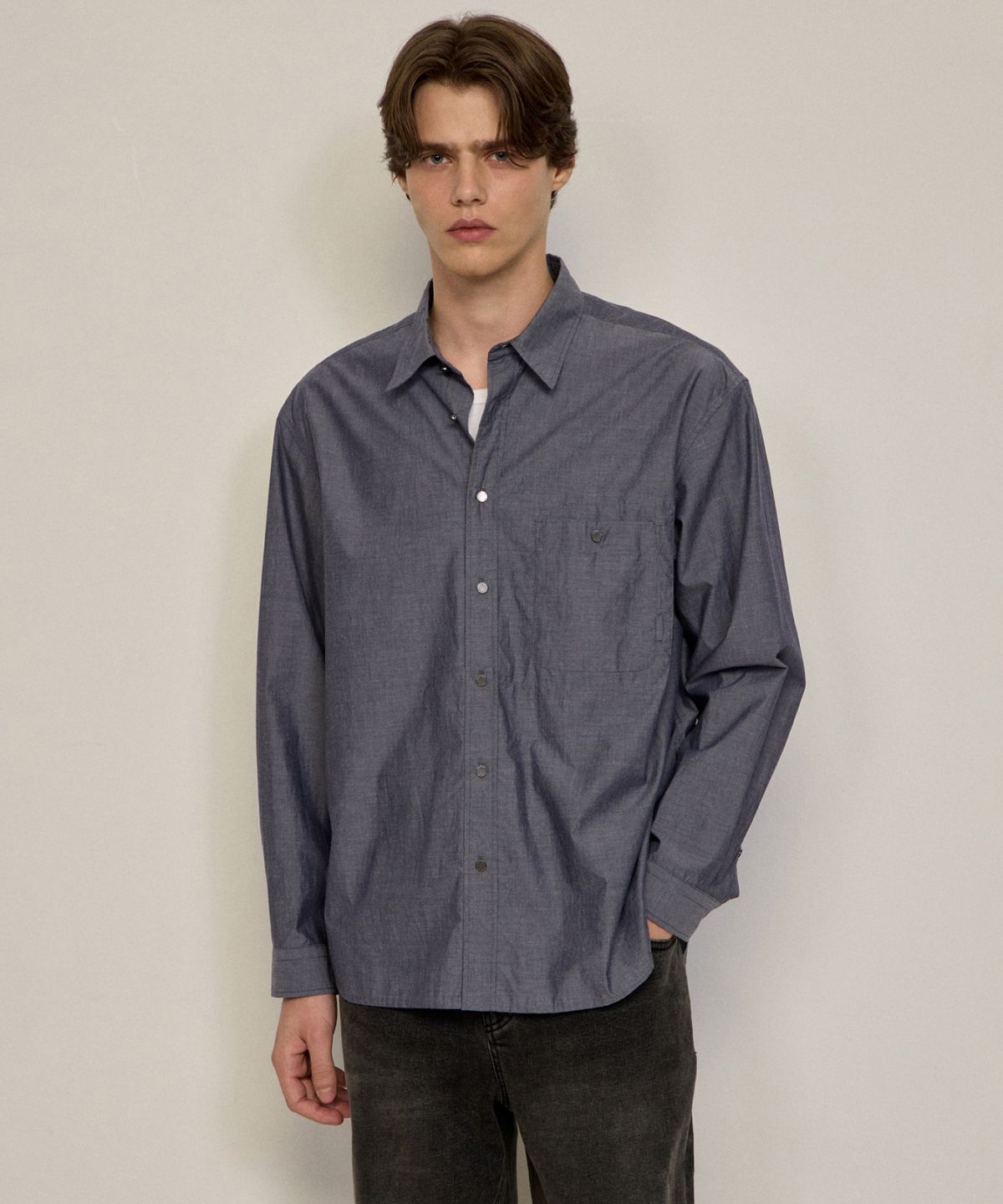 질스튜어트뉴욕 맨(JILLSTUART NEWYORK MEN) 샴브레이 데님라이크 셔츠 - 네이비 (JNSH6C003N2)