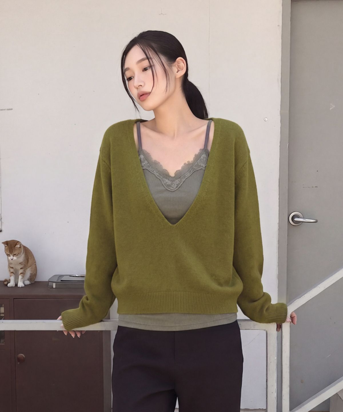 폴뉴아(FOLNUA) PLONGER DEEP V NECK KNIT (OLIVE)
