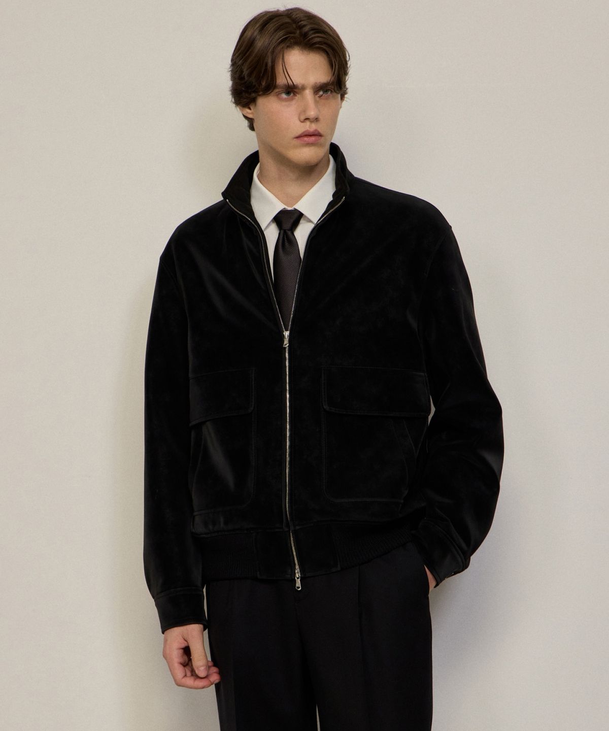 질스튜어트뉴욕 맨(JILLSTUART NEWYORK MEN) 벨벳 라이크드 하이넥 패디드 점퍼 - 블랙 (JNJU6C052BK)