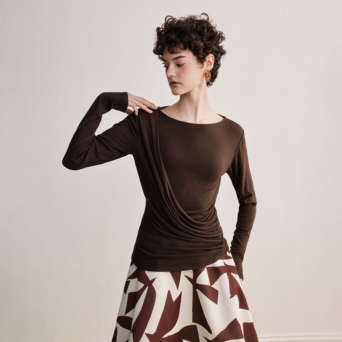와이와이아이엠(YYIAM) YY_Brown off-shoulder top