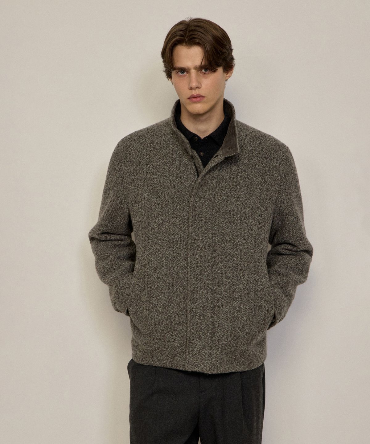 질스튜어트뉴욕 맨(JILLSTUART NEWYORK MEN) [BACCI] 밴드넥 점퍼 - 라이트그레이 (JNJU6D200G1)