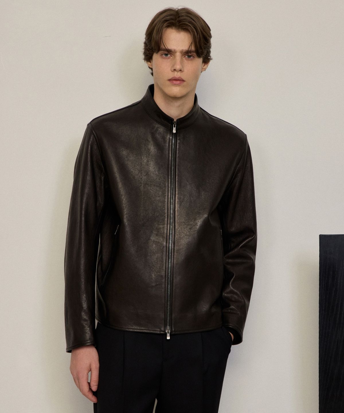 질스튜어트뉴욕 맨(JILLSTUART NEWYORK MEN) [ITALY] 램스킨 밴드넥 트러커 - 블랙 (JNJU6C053BK)