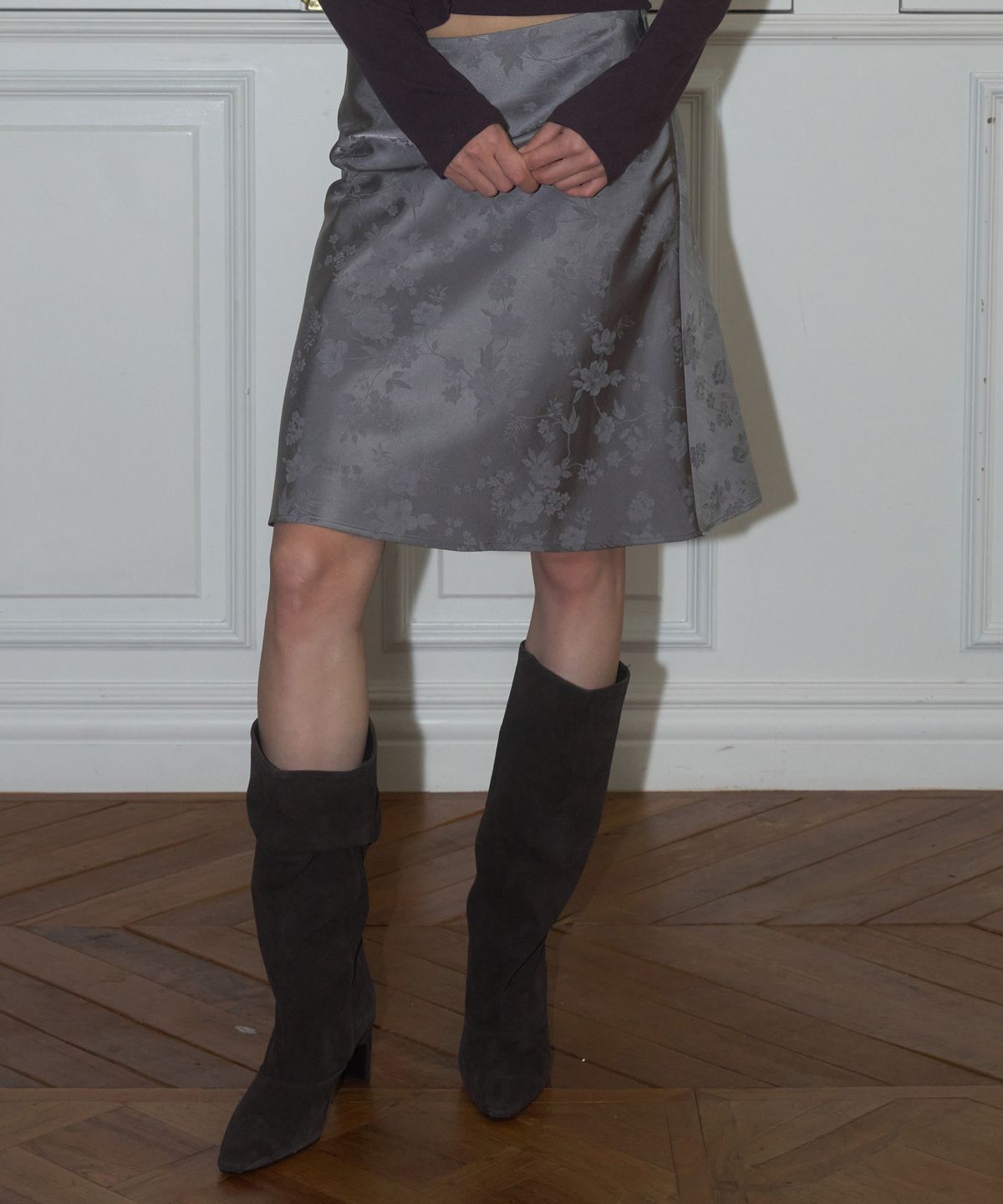 더포르타(THEPORTA) SATIN FLORAL MIDI SKIRT, GRAY
