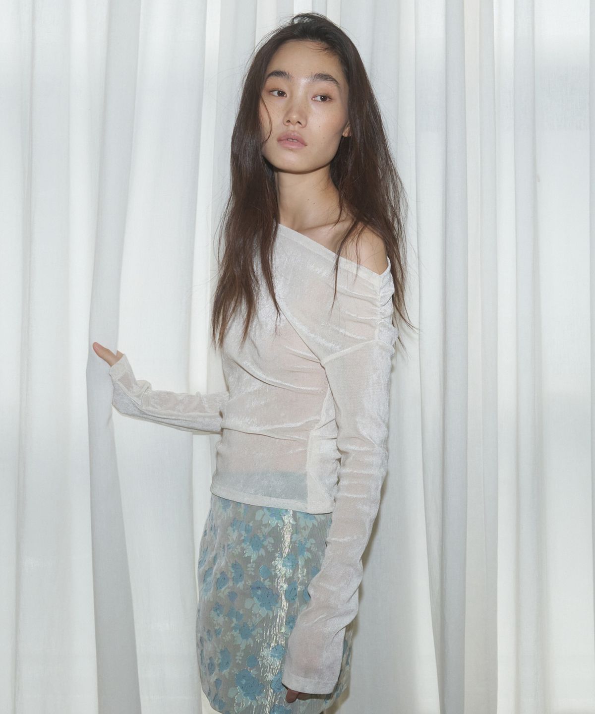 더포르타(THEPORTA) VELVET OFF-SHOULDER TOP, CREAM