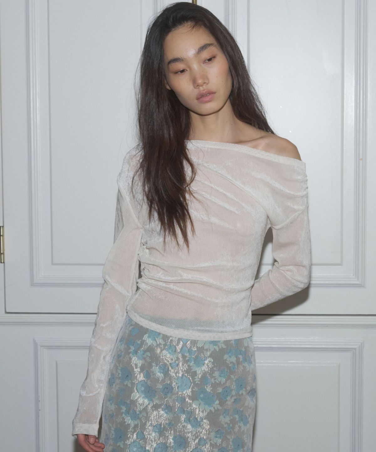 더포르타(THEPORTA) VELVET OFF-SHOULDER TOP, CREAM