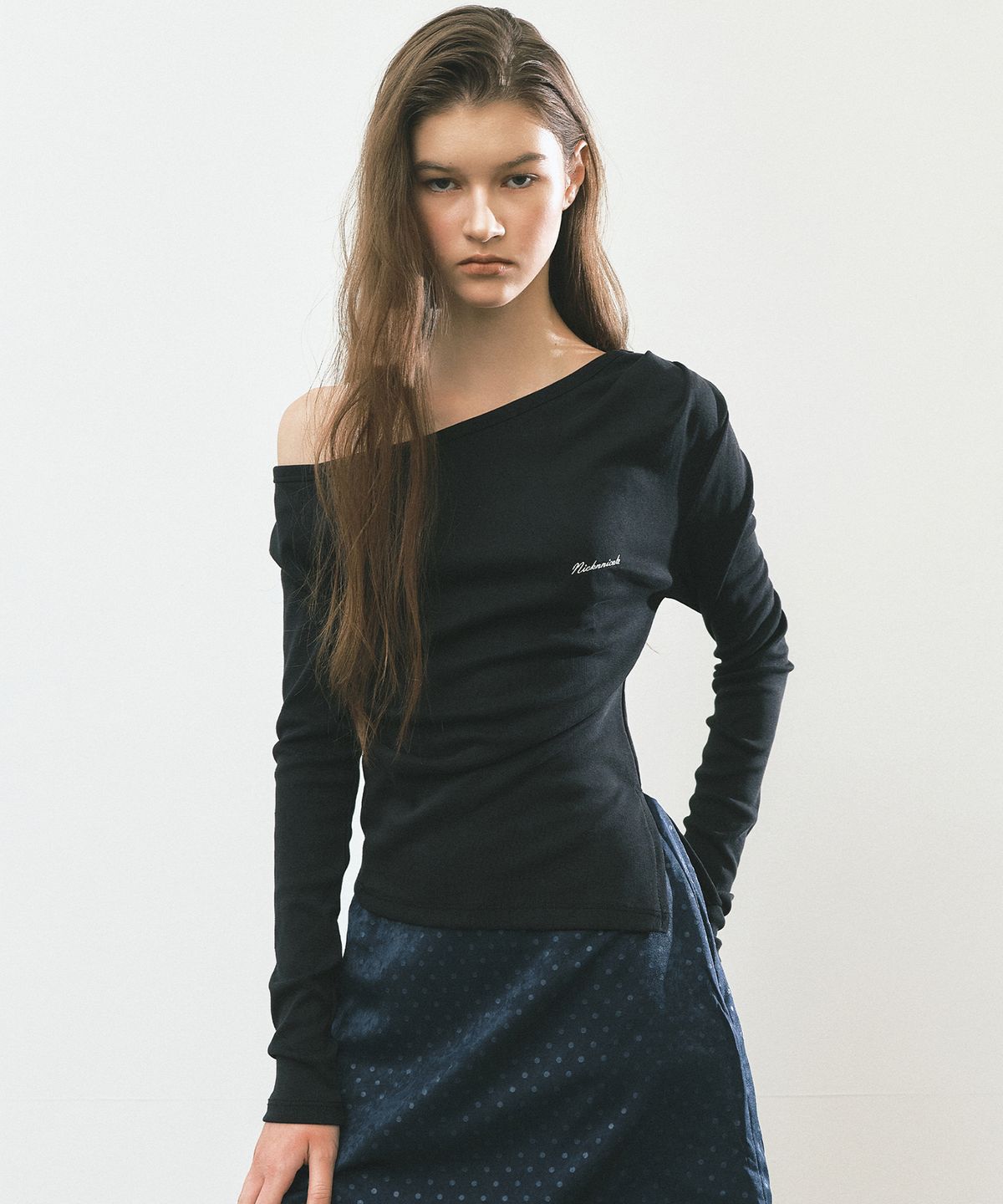 닉앤니콜(NICK&NICOLE) DIAGONAL OFF SHOULDER TOP_BLACK