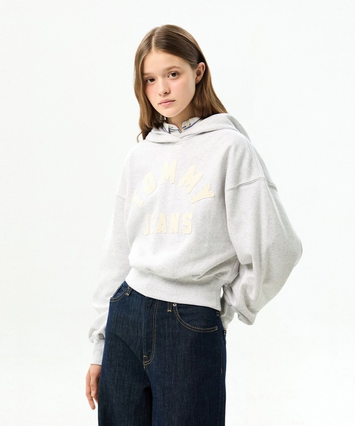 타미진스(TOMMY JEANS) 오버사이즈 타미 아치 후디 (T32G7TTO26TWT1P08)