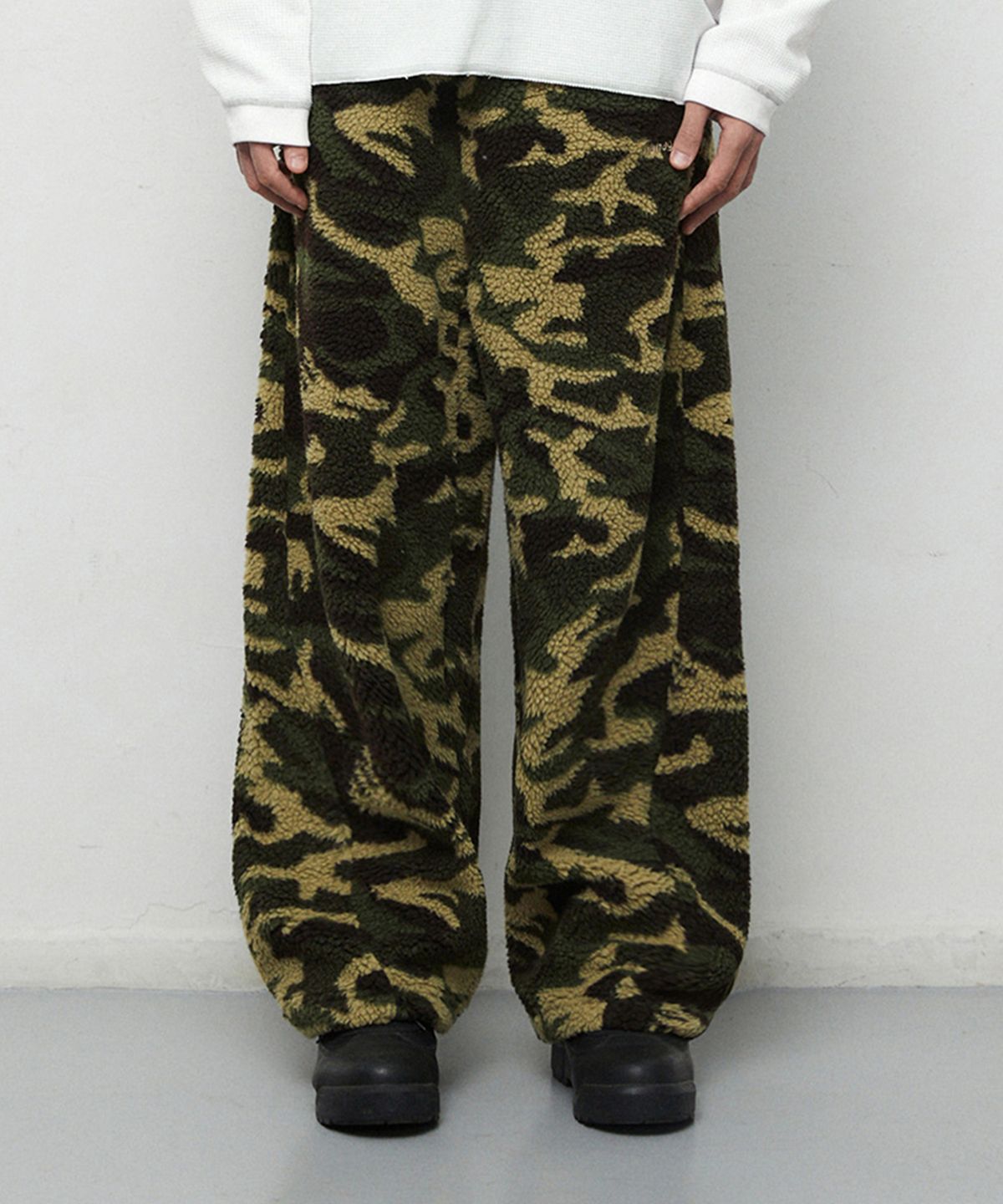 마하그리드(MAHAGRID) CAMO WIDE FLEECE PANTS[GREEN]