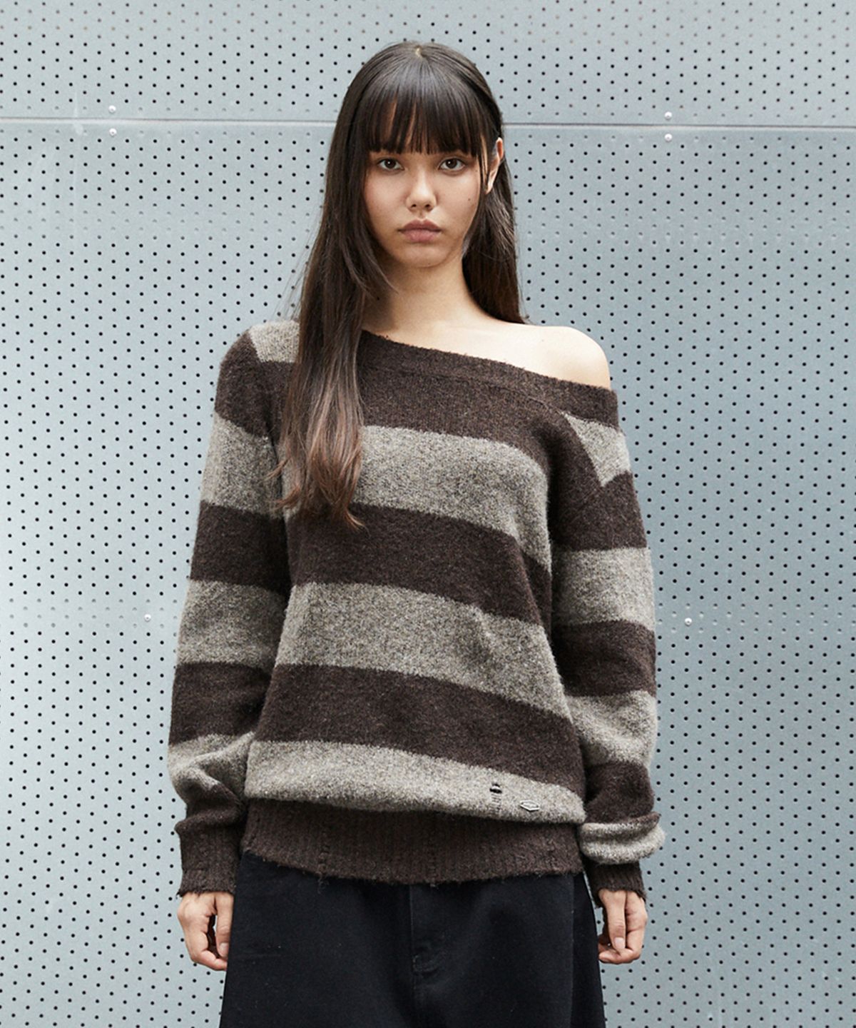마하그리드(MAHAGRID) DAMAGED OFF SHOULDER STRIPE KNIT[BROWN]