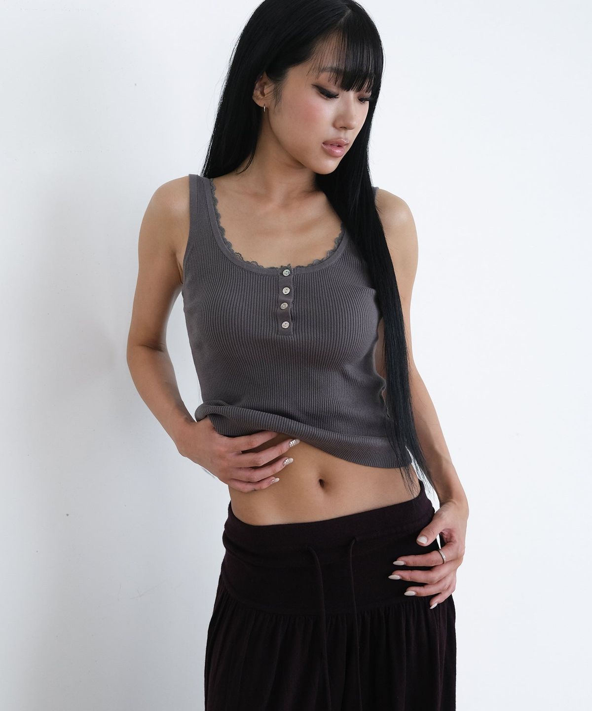 오오티엔(OOTN) LACE TRIM SLEEVELESS KNIT [CHARCOAL]