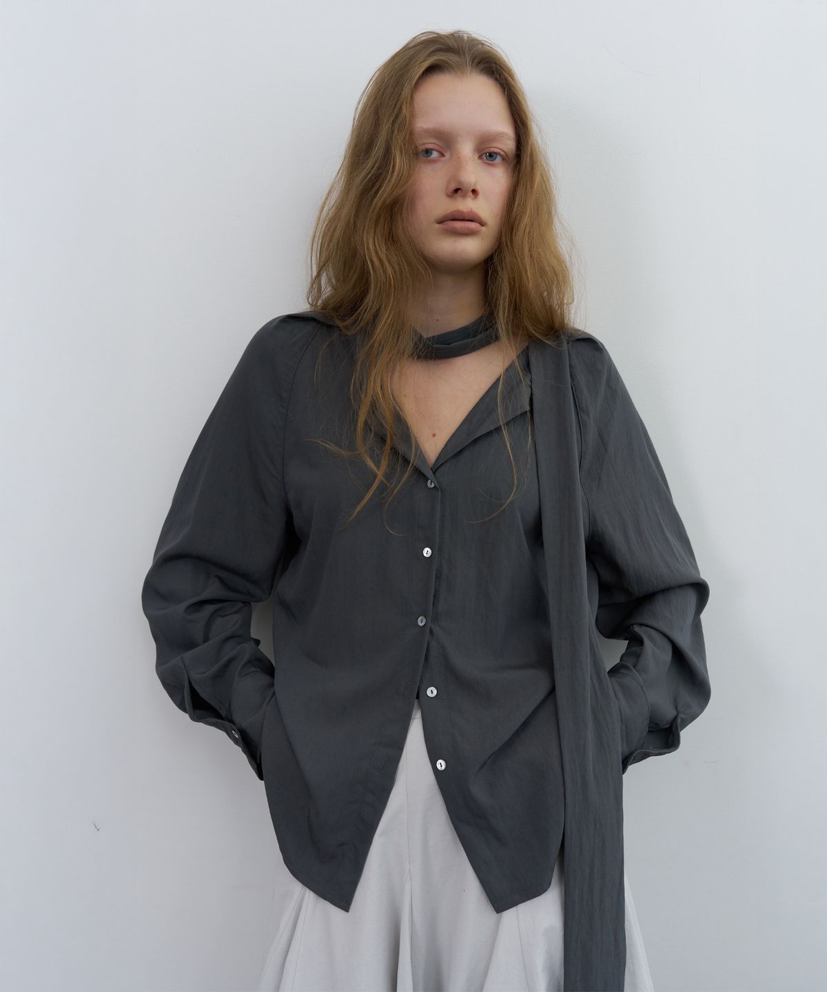 포에토(FOETO) Glide tie high neck blouse - charcoal